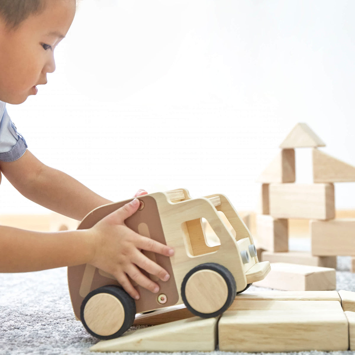 G6722 Wooden Garbage Truck Lifestyle3