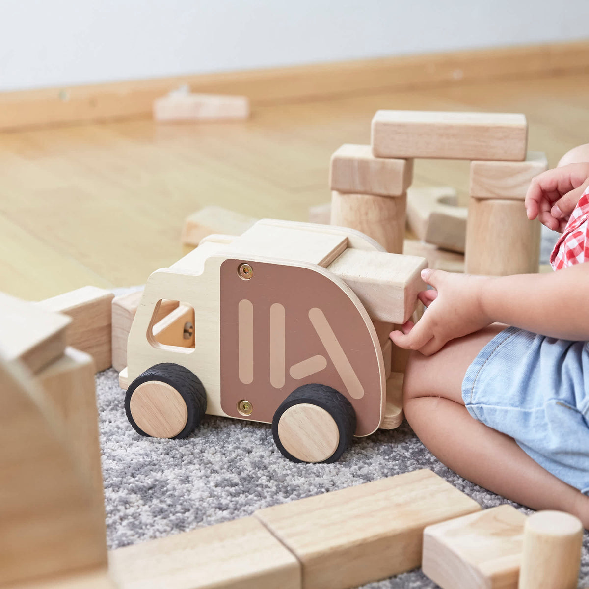 G6722 Wooden Garbage Truck Lifestyle